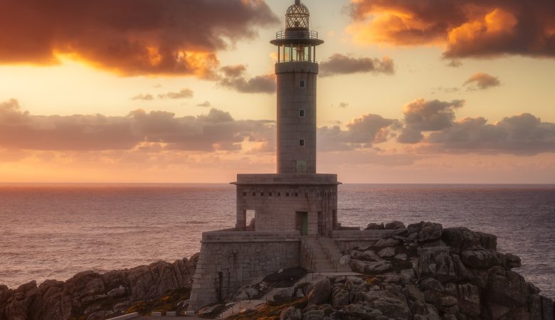 Phares emblématiques de la côte atlantique : patrimoine, visites et balades littorales !